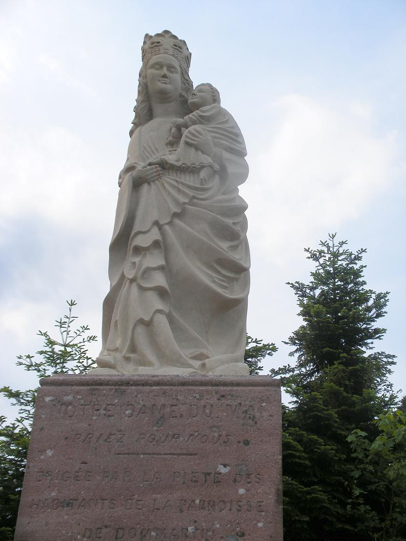 Notre Dame du Mai qui surplombe le village de Dommartin